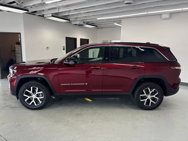 Used 2024 Jeep Grand Cherokee Limited AWD/4WD image 5