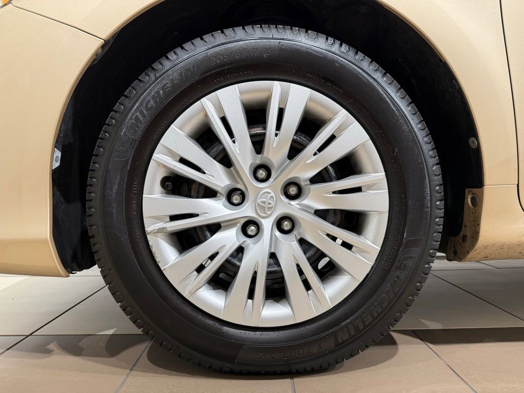 Used 2012 Toyota Camry LE image 9