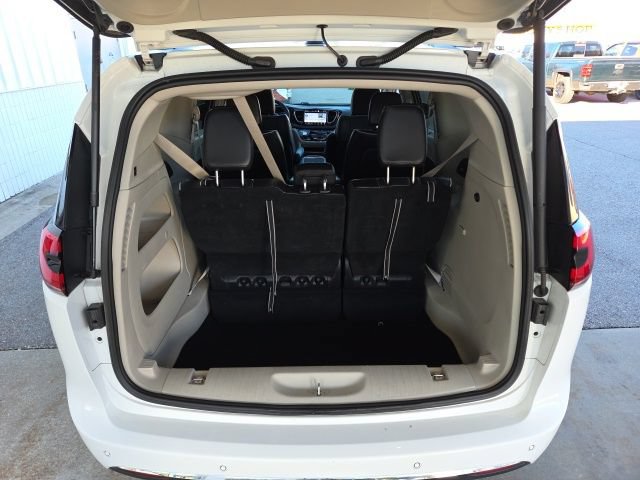 Used 2023 Chrysler Pacifica Limited FWD image 23