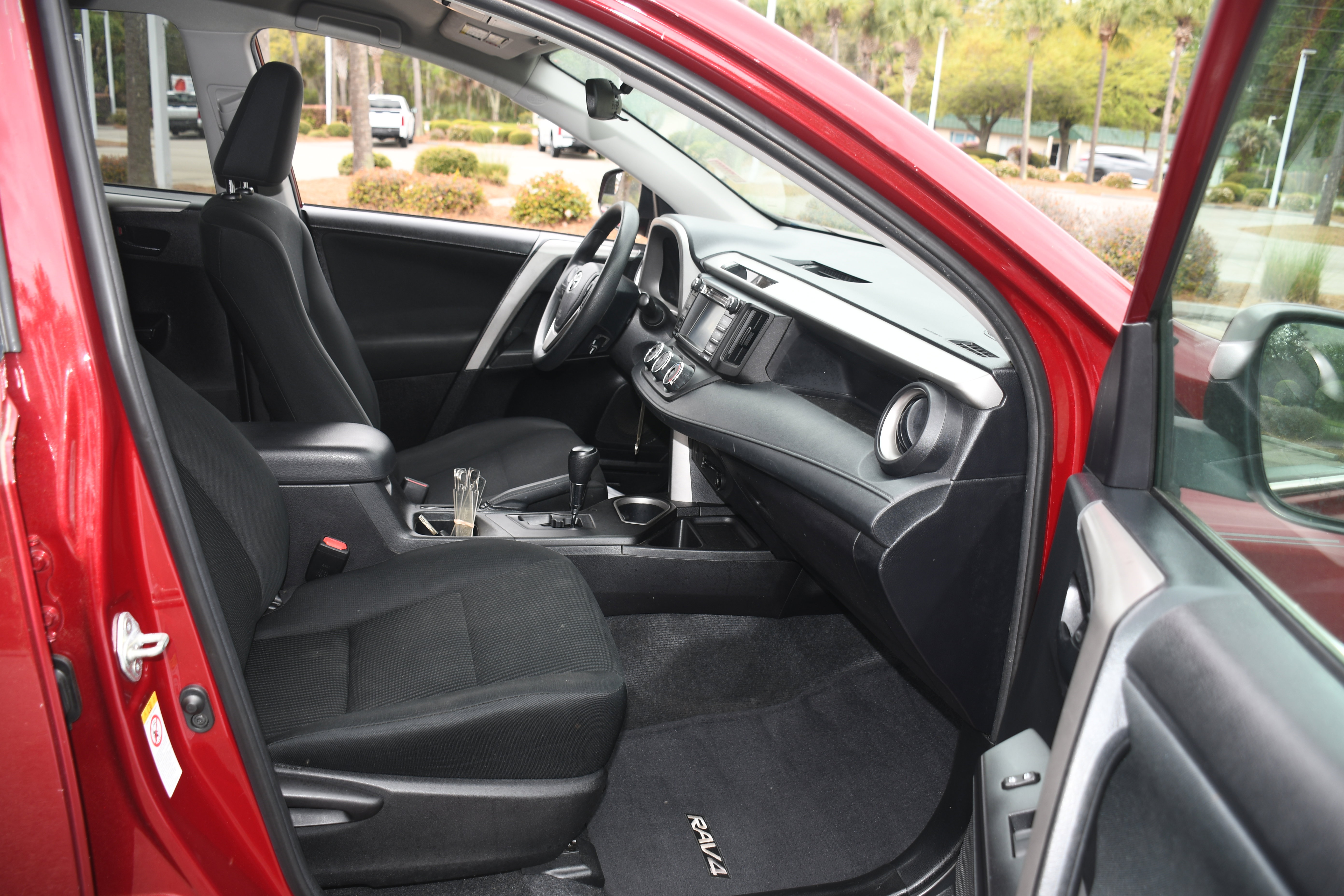 Used 2018 Toyota RAV4 LE FWD image 19