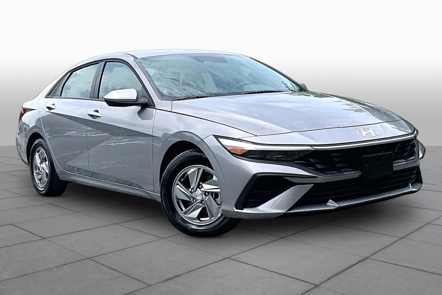 Used 2026 Hyundai Elantra SE FWD image 2