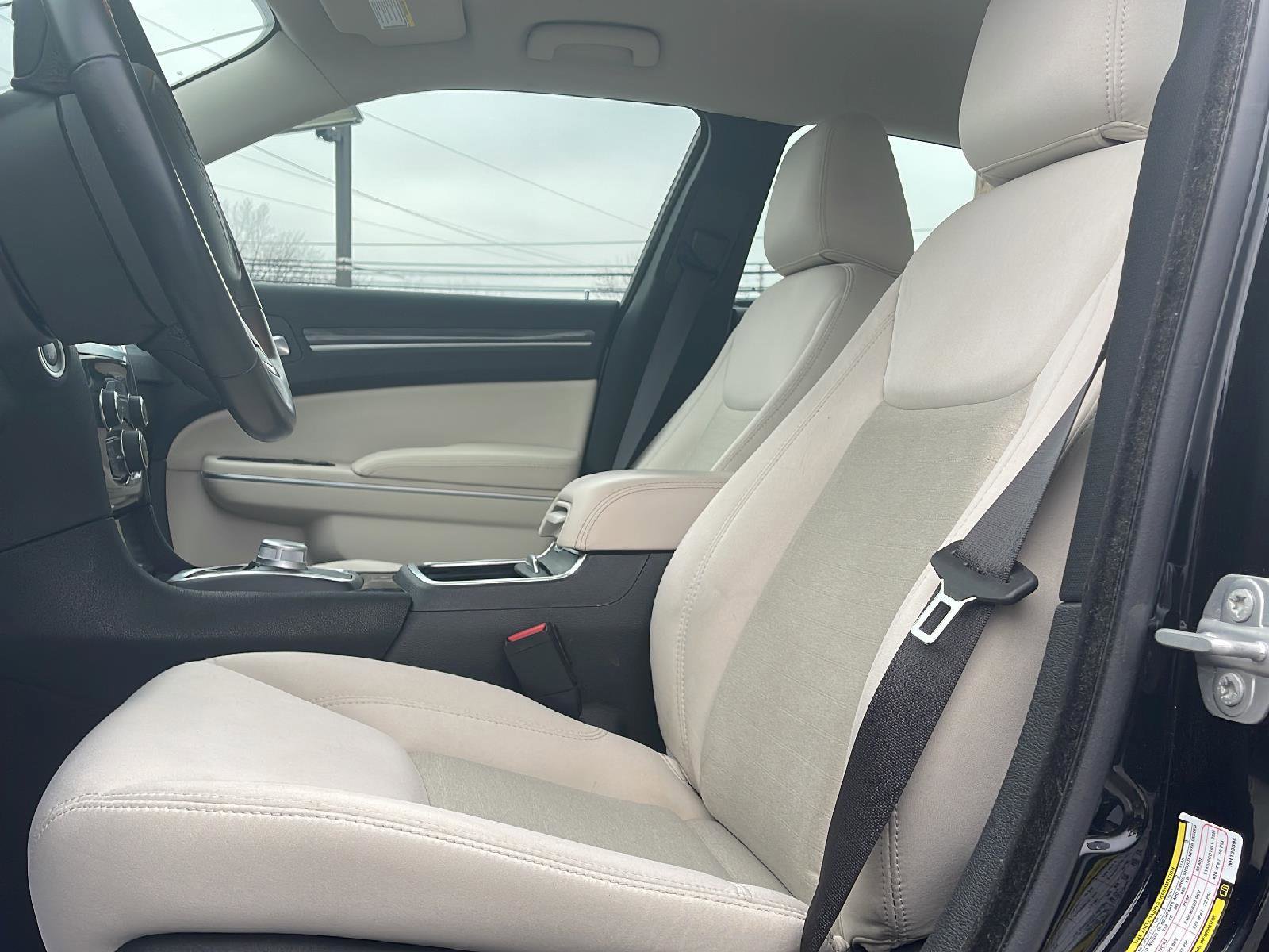 Used 2022 Chrysler 300 Touring w/ Sport Appearance Package image 9