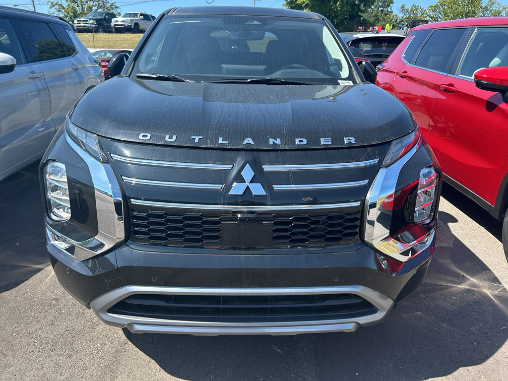 New 2025 Mitsubishi Outlander SE image 2