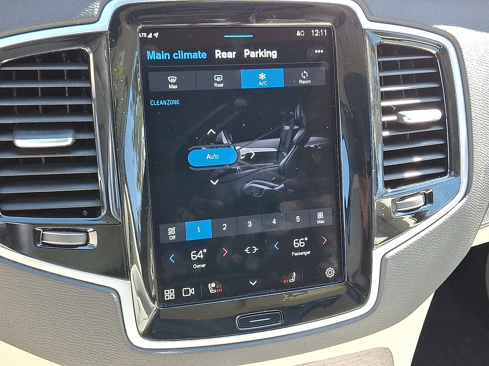 Used 2024 Volvo XC90 T8 Plus w/ Protection Package Premier image 17