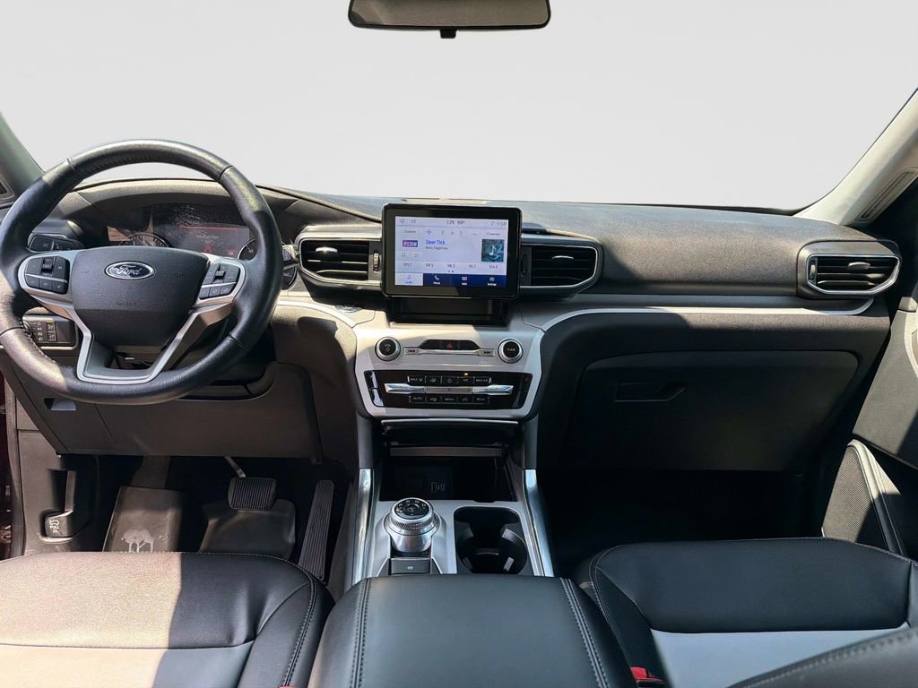 Used 2022 Ford Explorer XLT w/ Equipment Group 202A AWD/4WD image 17