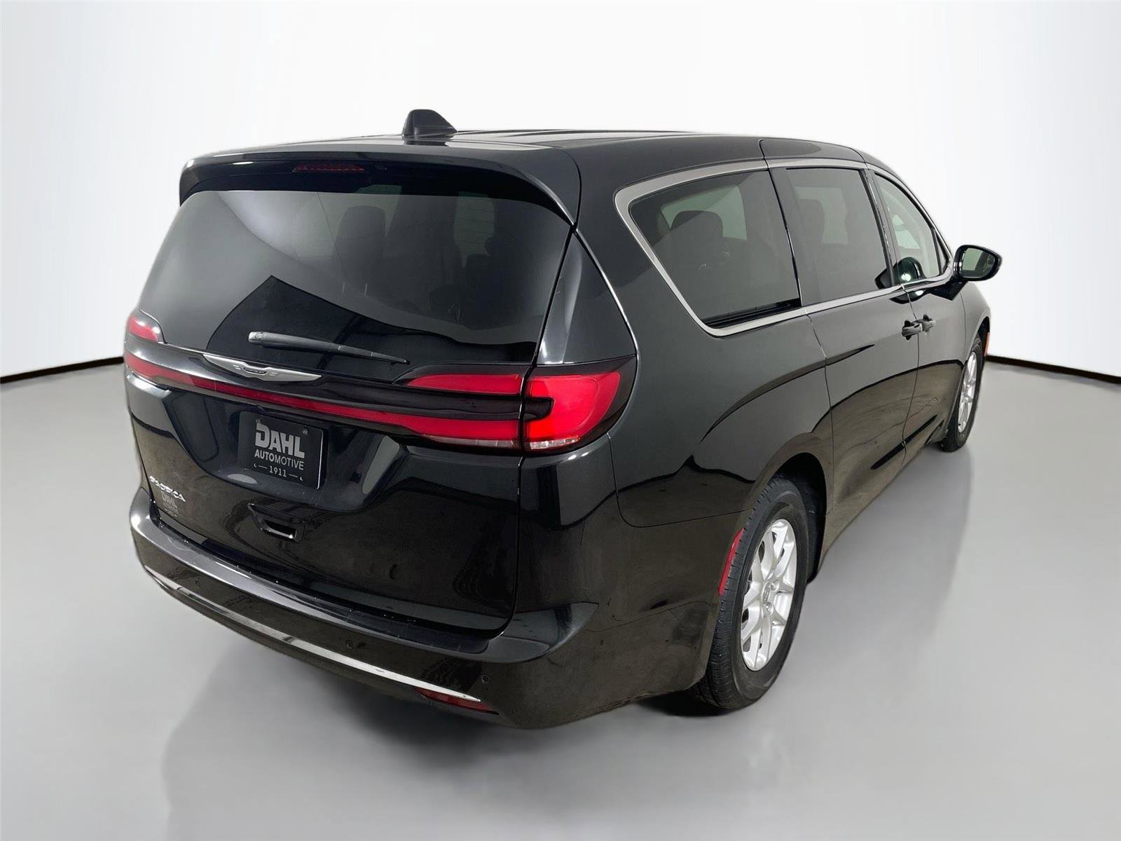 Used 2024 Chrysler Pacifica Touring-L image 7