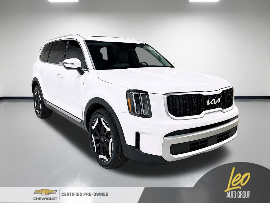 Used 2024 Kia Telluride EX w/ EX Captain's Chair Package image 4