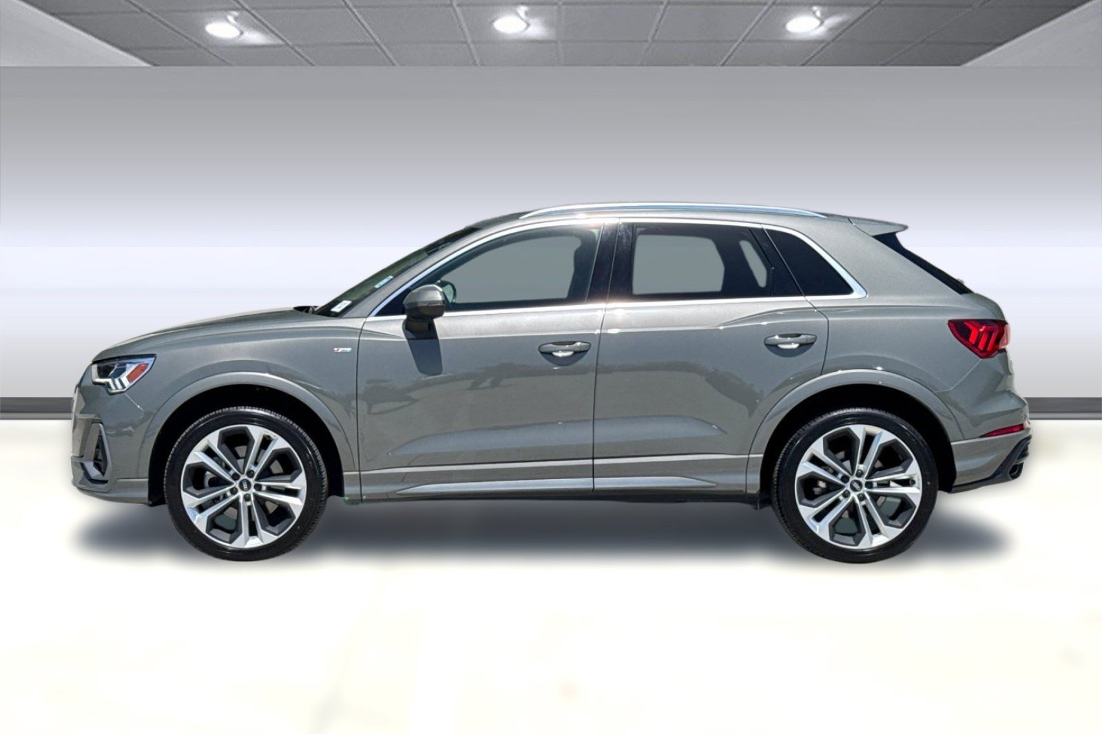 Used 2021 Audi Q3 2.0T Premium Plus w/ Premium Plus Package AWD/4WD image 2