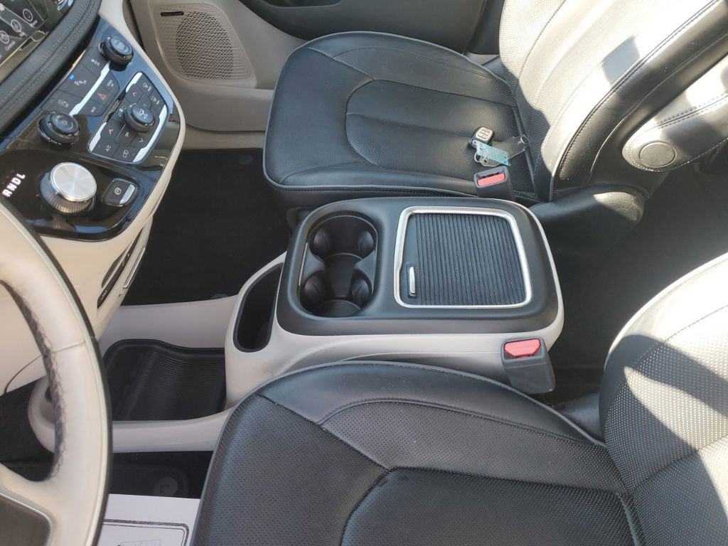 Used 2018 Chrysler Pacifica Limited image 29