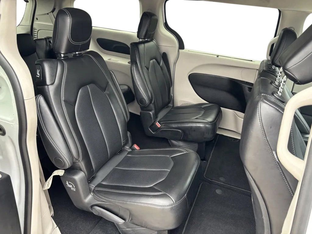 Used 2024 Chrysler Pacifica Touring-L image 26