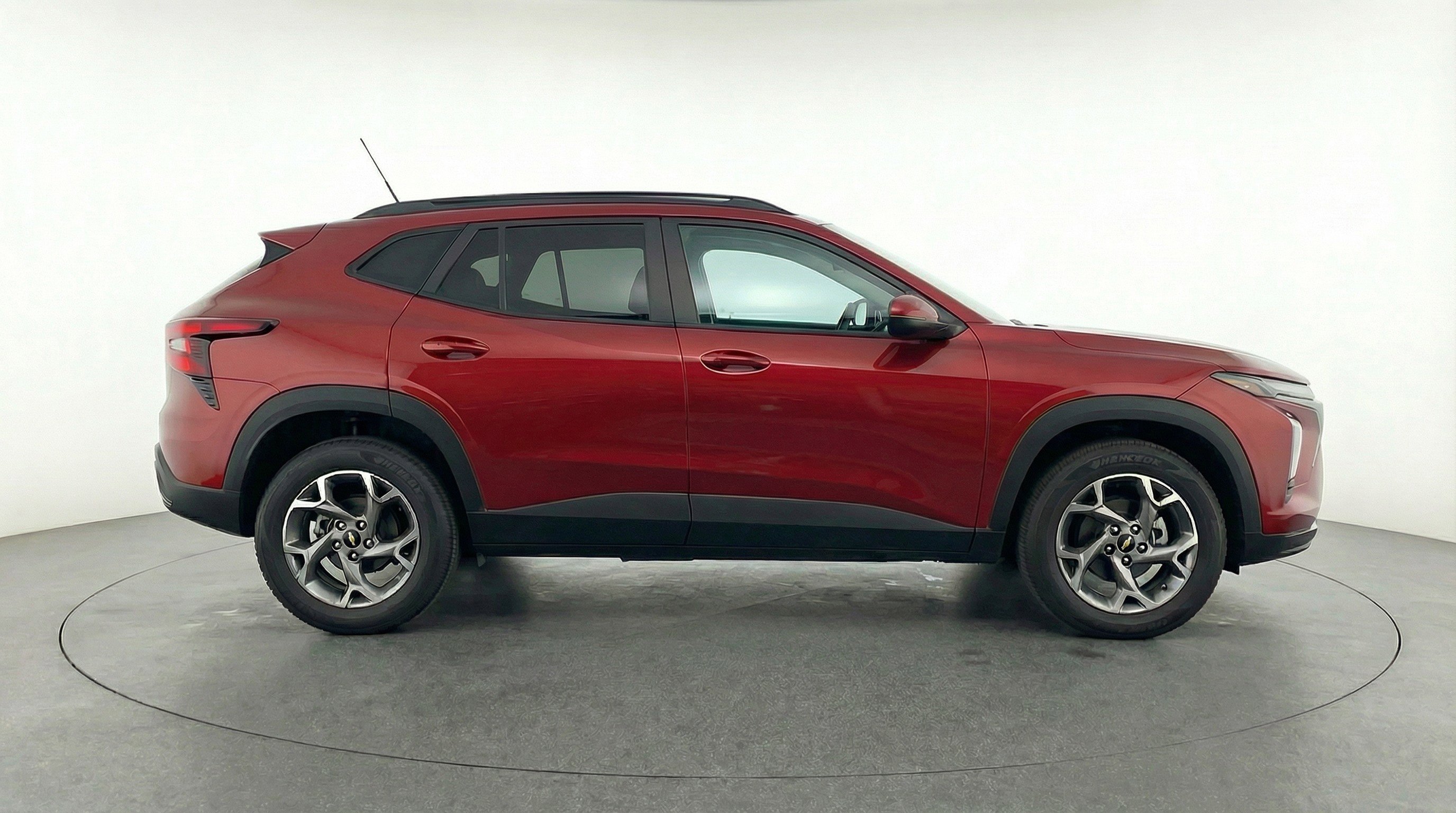 Used 2025 Chevrolet Trax LT FWD image 11