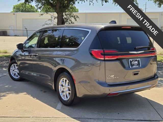Used 2023 Chrysler Pacifica Touring-L FWD image 4