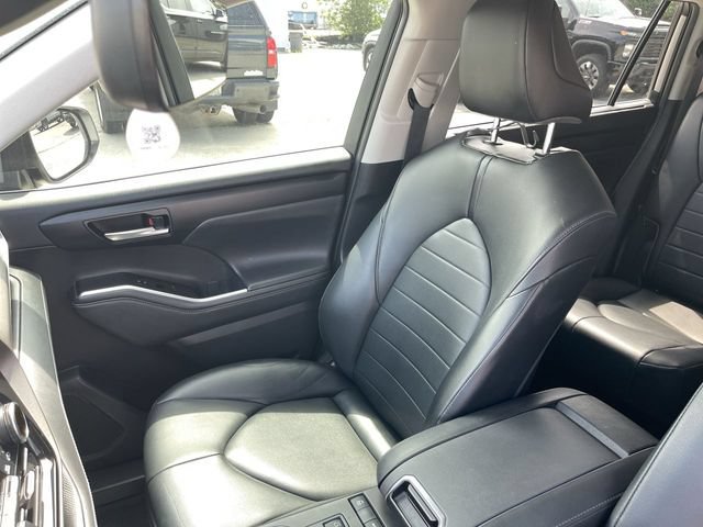 Used 2020 Toyota Highlander XLE FWD image 25