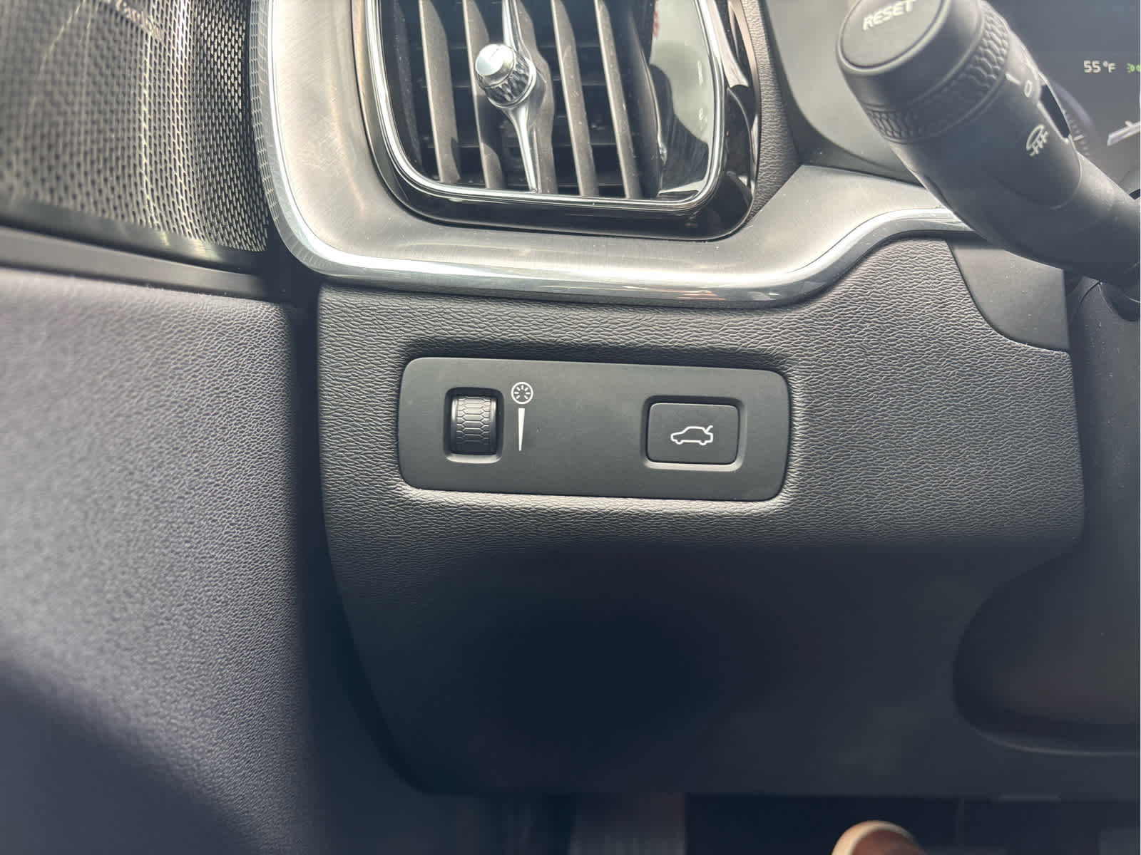 Used 2019 Volvo XC60 T6 Momentum w/ Multimedia Package AWD/4WD image 20