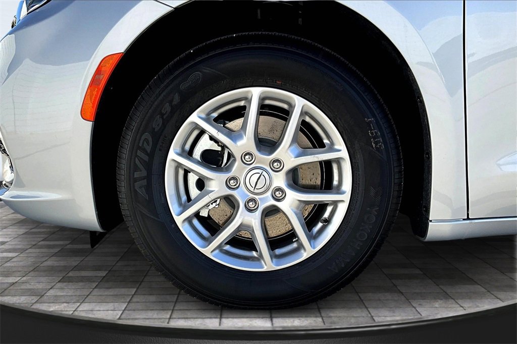 New 2026 Chrysler Pacifica Select image 11