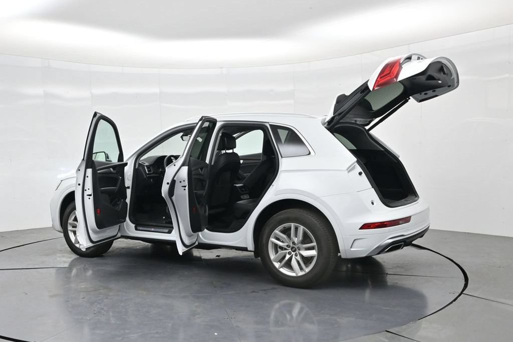 Used 2023 Audi Q5 2.0T Premium w/ Convenience Package AWD/4WD image 3