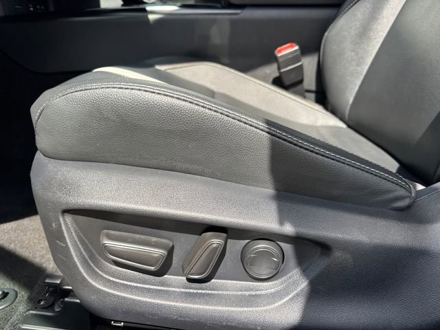 Used 2025 Toyota Camry SE FWD image 14