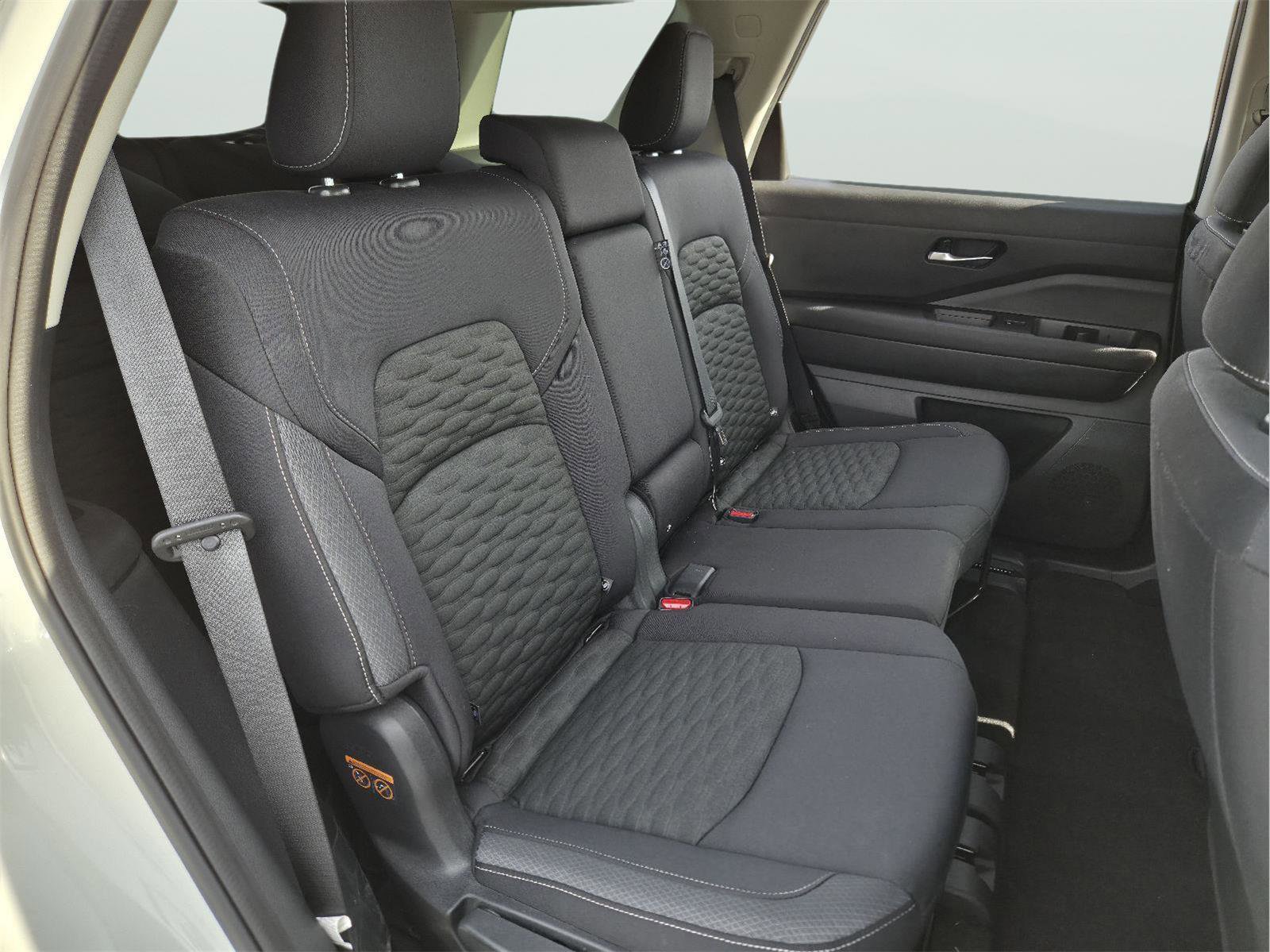 Used 2022 Nissan Pathfinder SV image 17