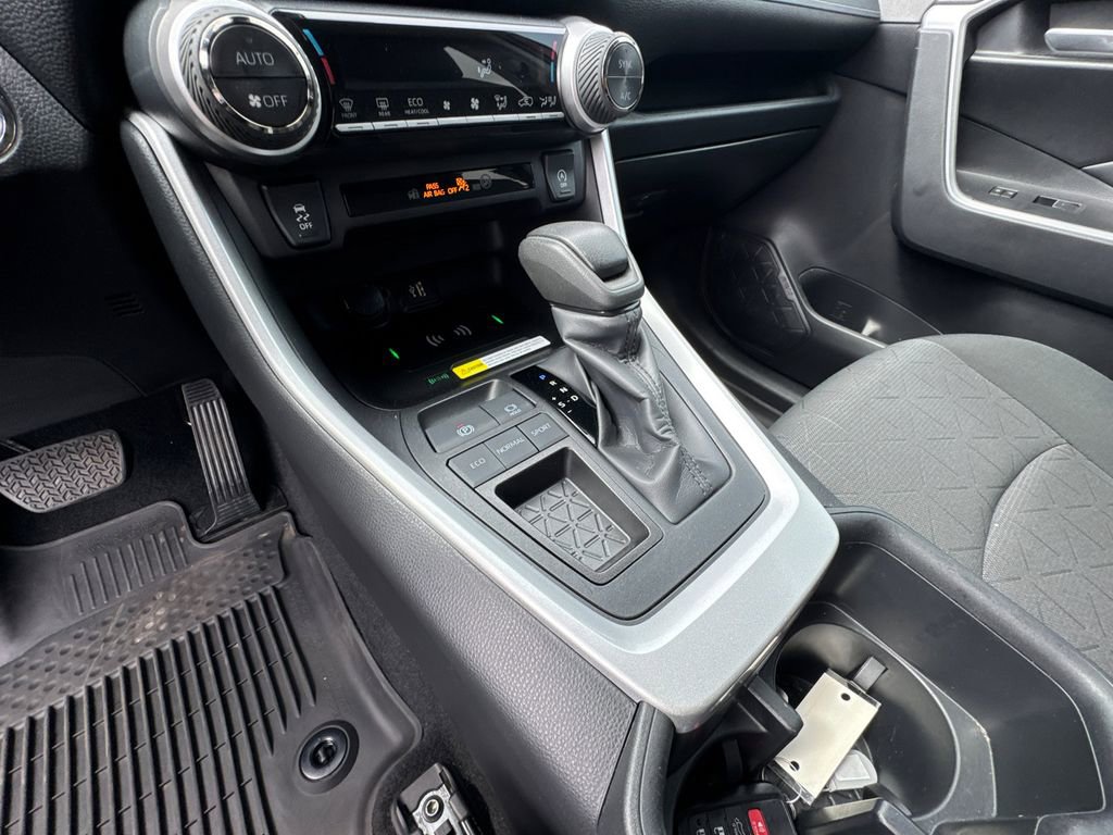 Used 2024 Toyota RAV4 XLE w/ Convenience Package image 32