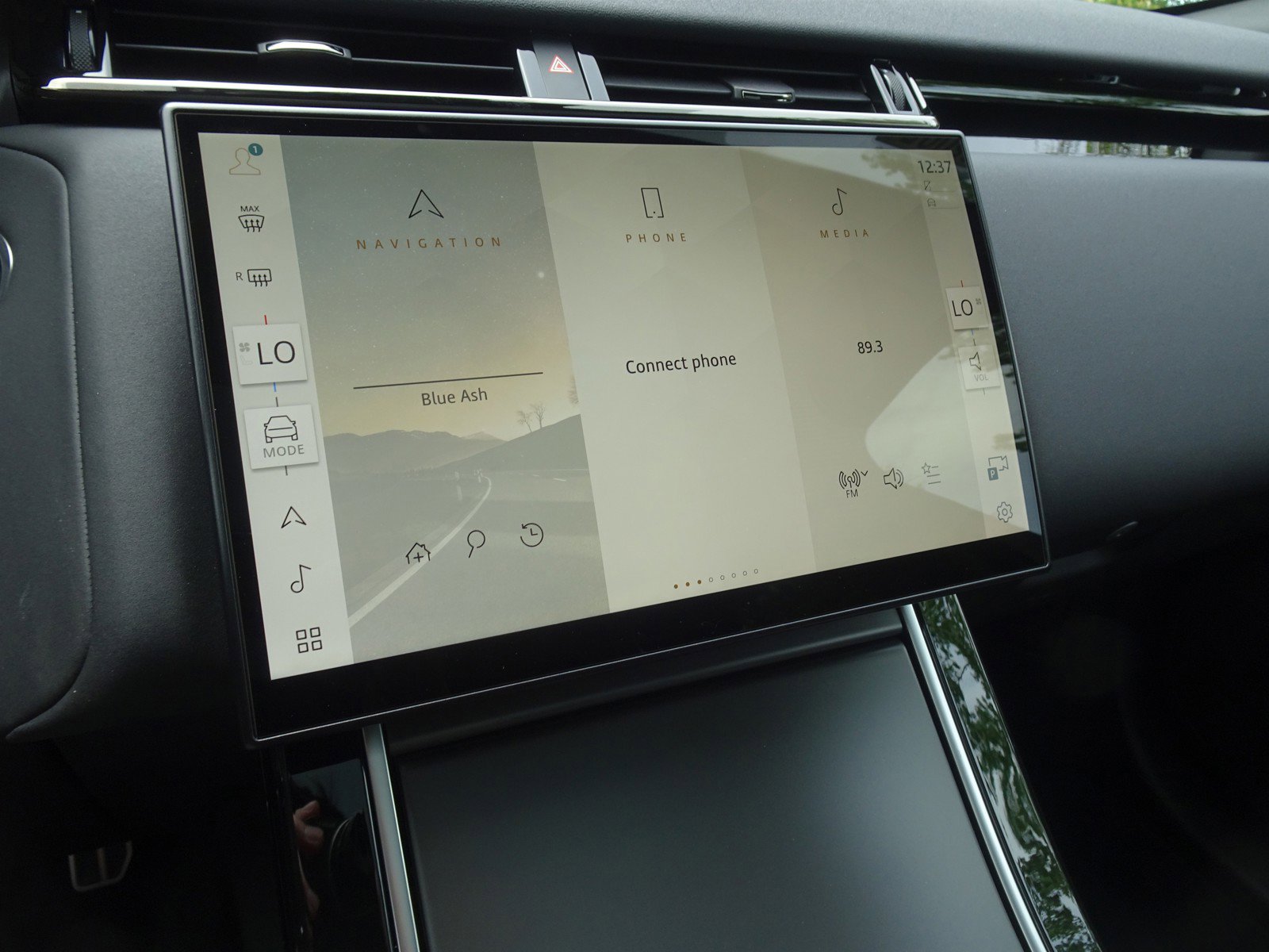 New 2025 Land Rover Range Rover Velar Dynamic SE image 3