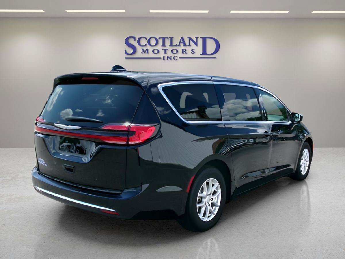 Used 2025 Chrysler Pacifica Select FWD image 6