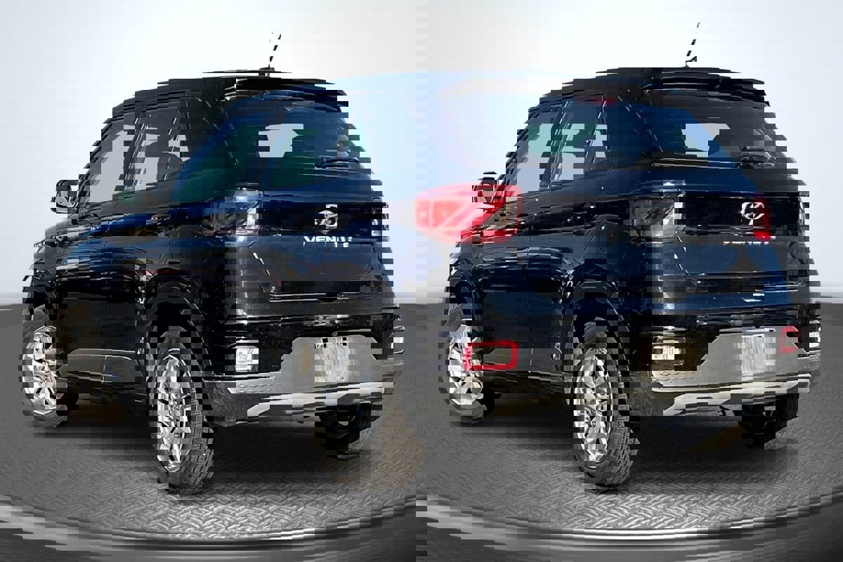 Used 2024 Hyundai Venue SE image 2