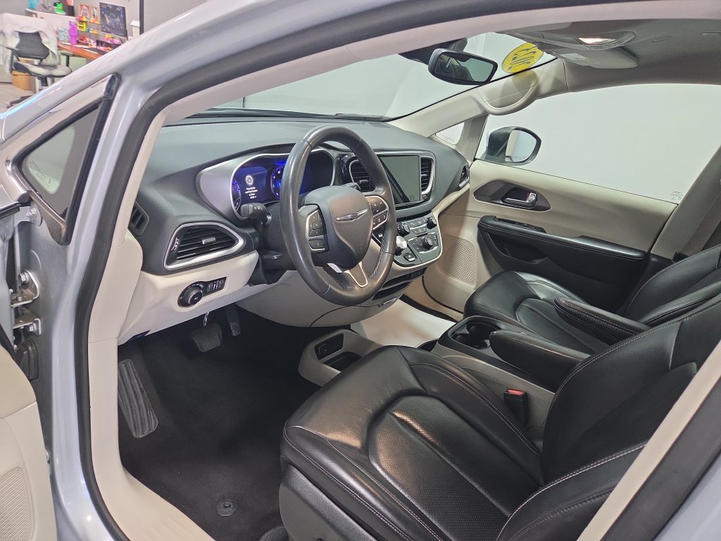 Used 2023 Chrysler Pacifica Touring-L FWD image 27