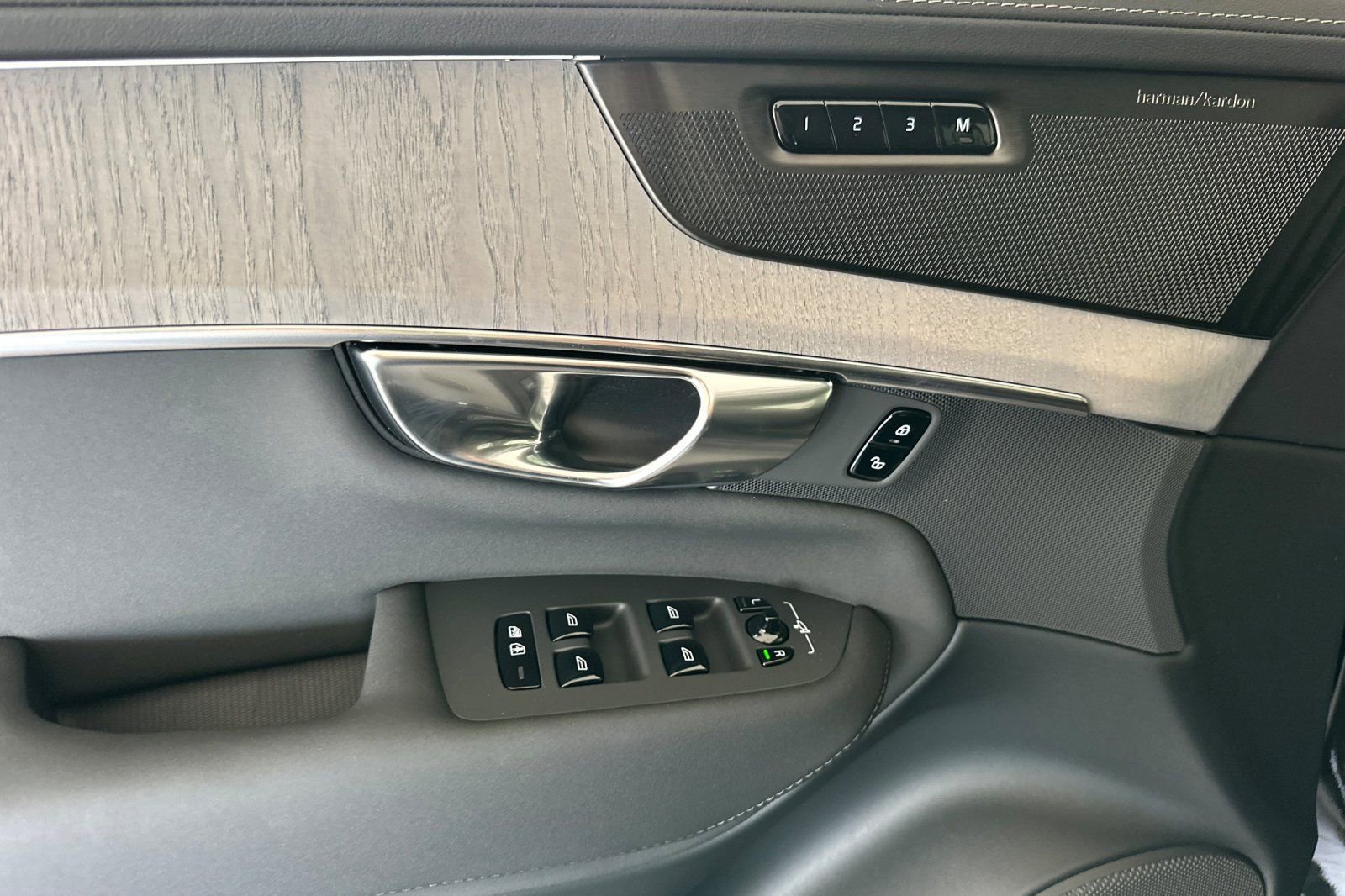 New 2025 Volvo XC90 B6 Ultra w/ Protection Package Premier AWD/4WD image 10