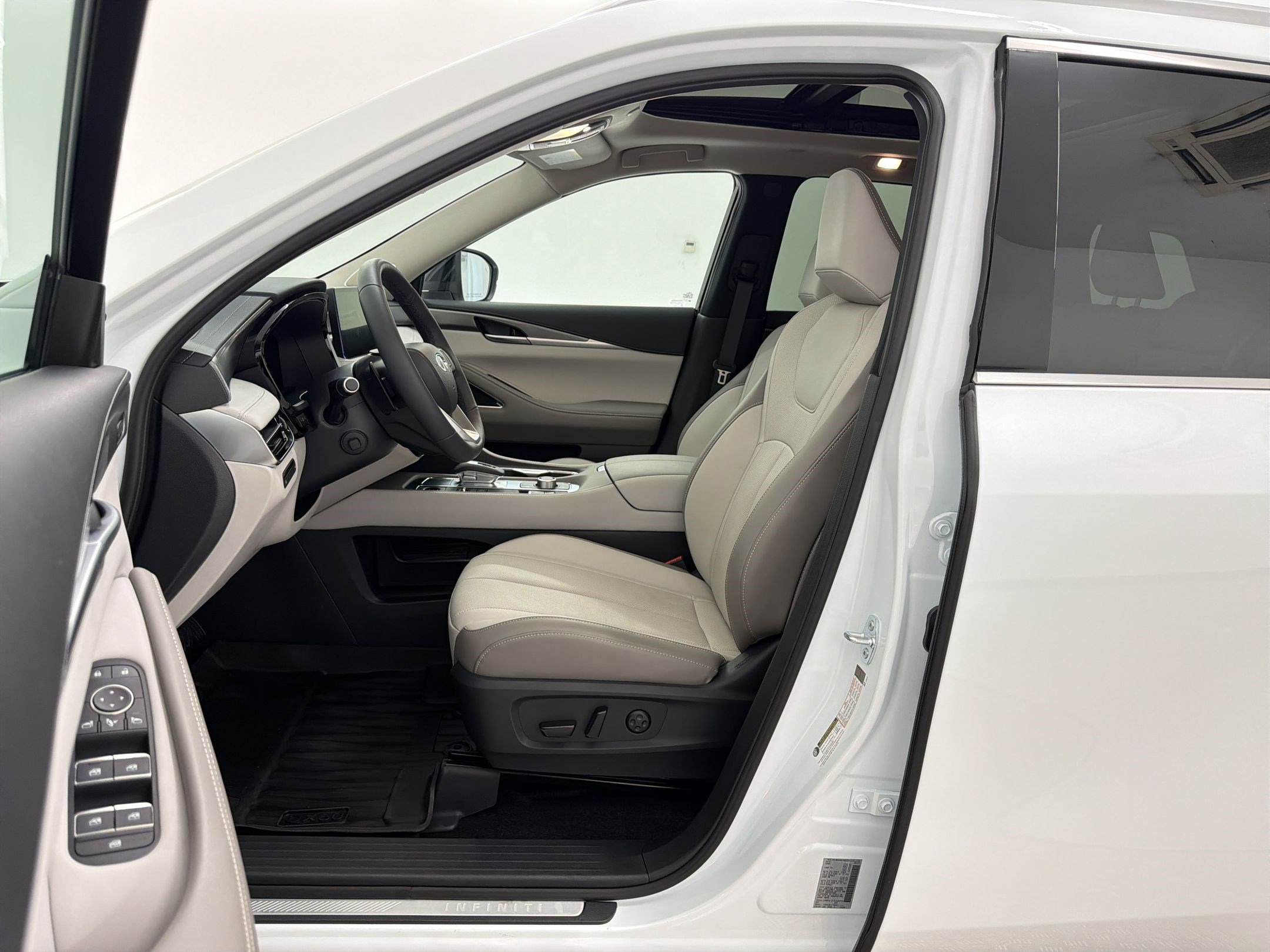 Used 2026 INFINITI QX60 Luxe w/ Cargo Package FWD image 5