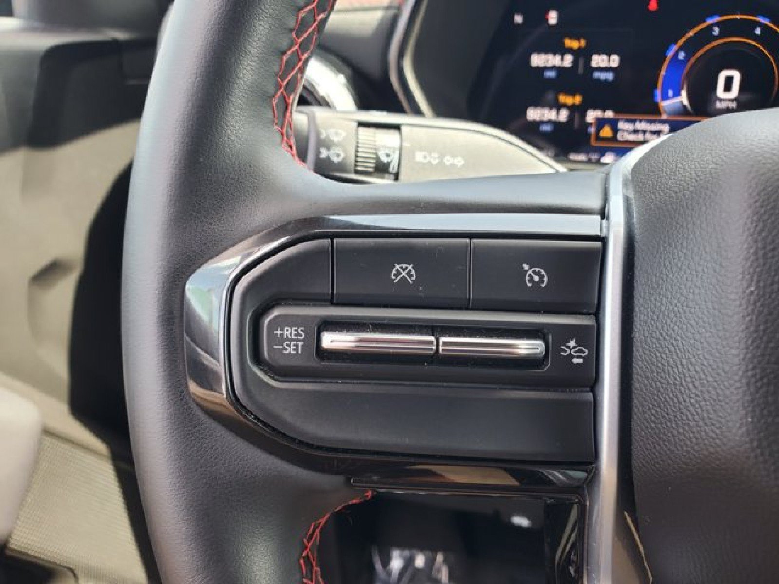 Used 2025 Chevrolet Colorado Z71 w/ Technology Package AWD/4WD image 17