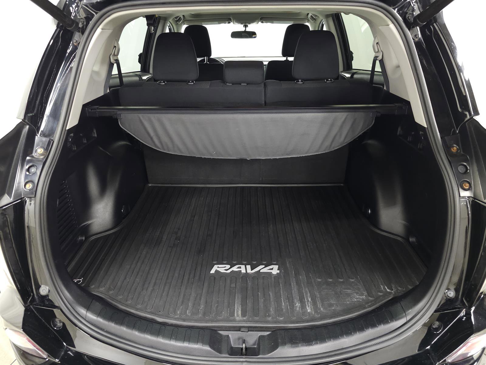 Used 2016 Toyota RAV4 XLE AWD/4WD image 7