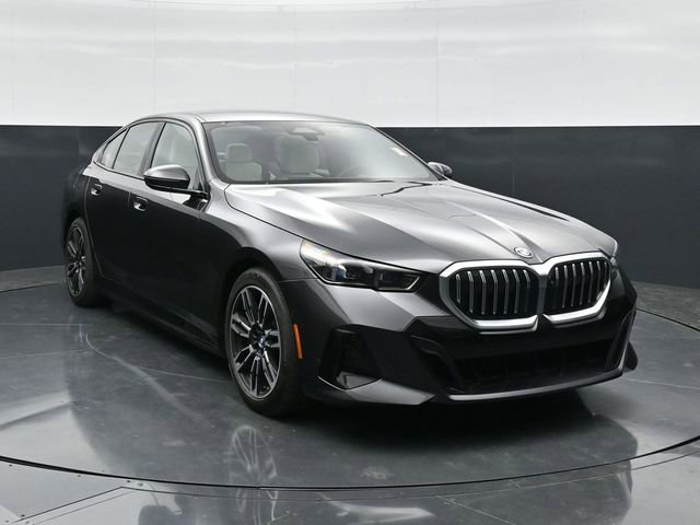 Used 2025 BMW 550e xDrive w/ Premium Package AWD/4WD image 4