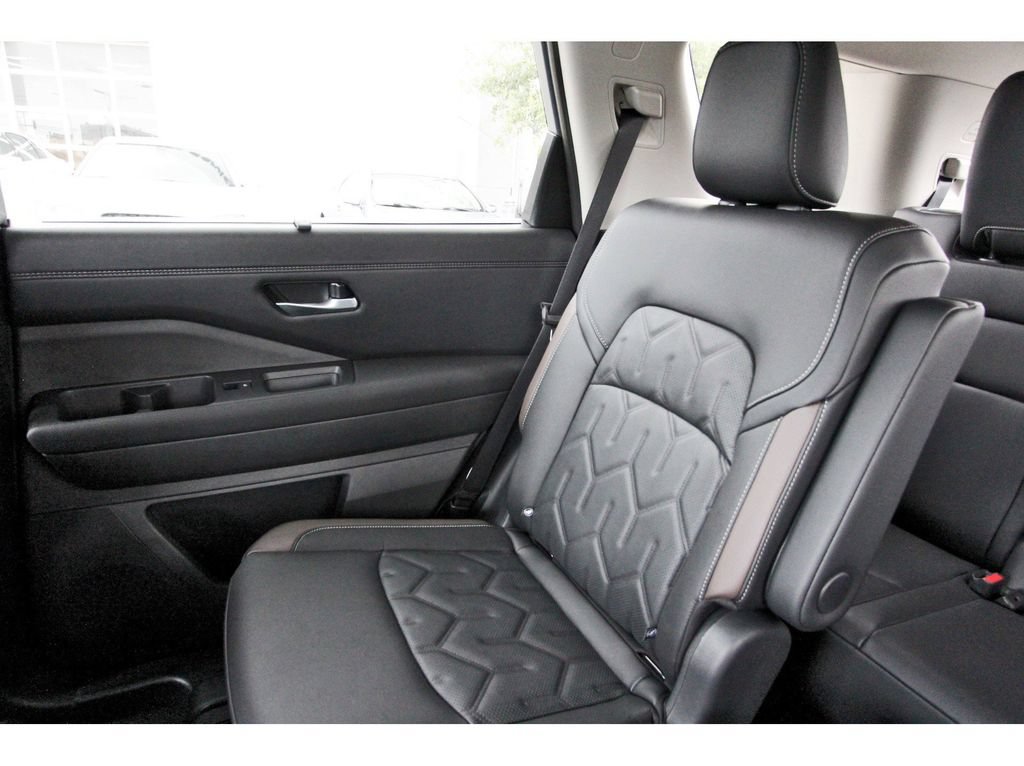 New 2026 Nissan Pathfinder Platinum FWD image 9