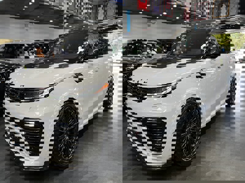 Used 2025 Land Rover Range Rover Sport SE image 4