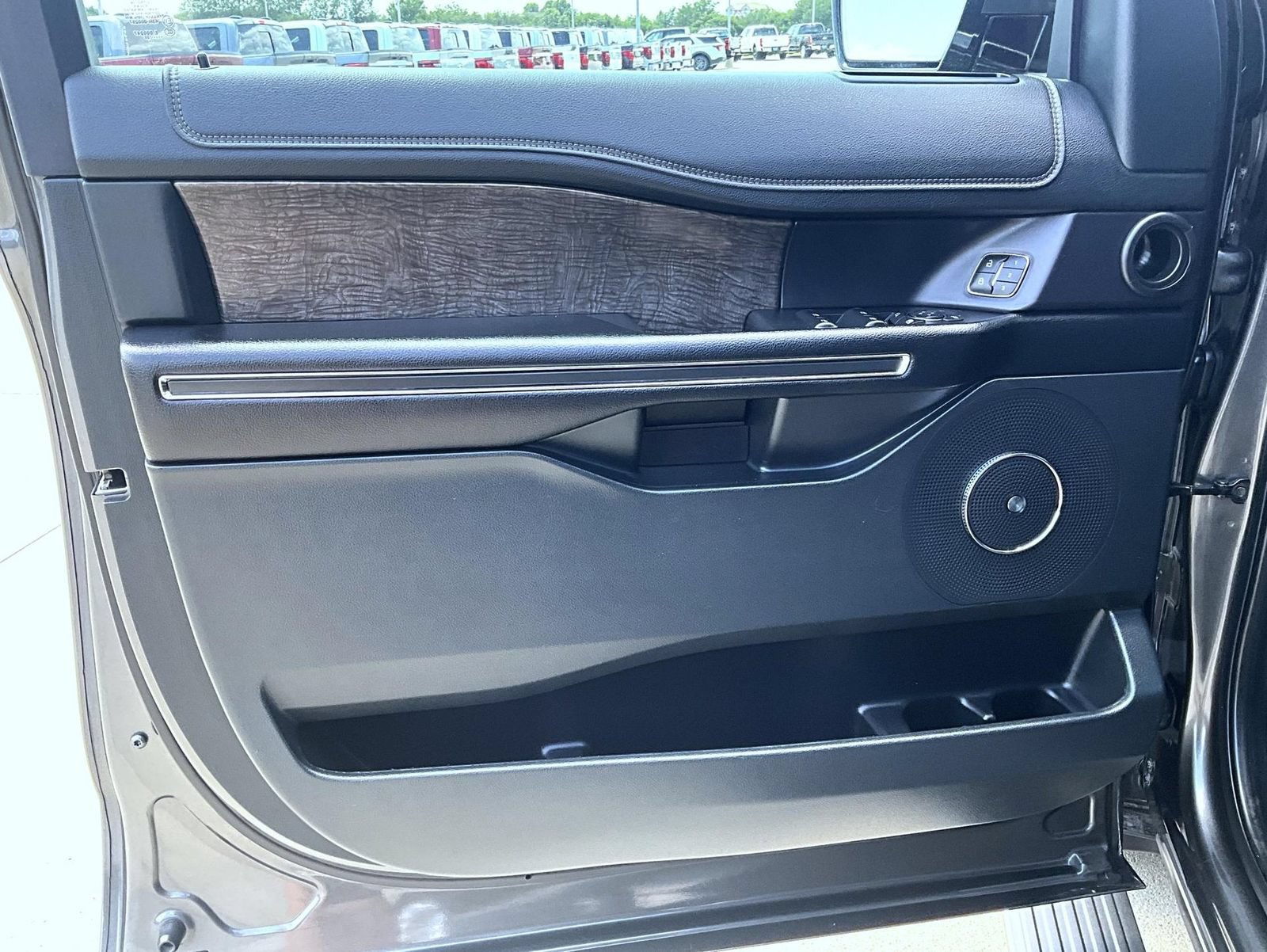 Used 2020 Ford Expedition Limited AWD/4WD image 9