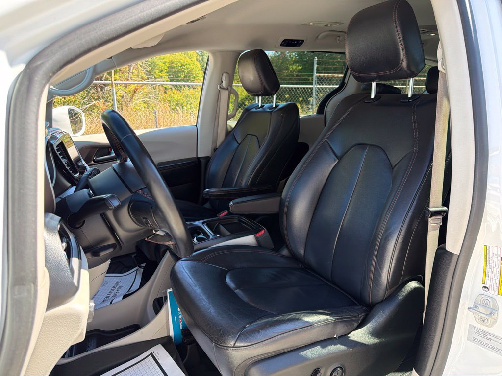 Used 2017 Chrysler Pacifica Touring-L FWD image 24