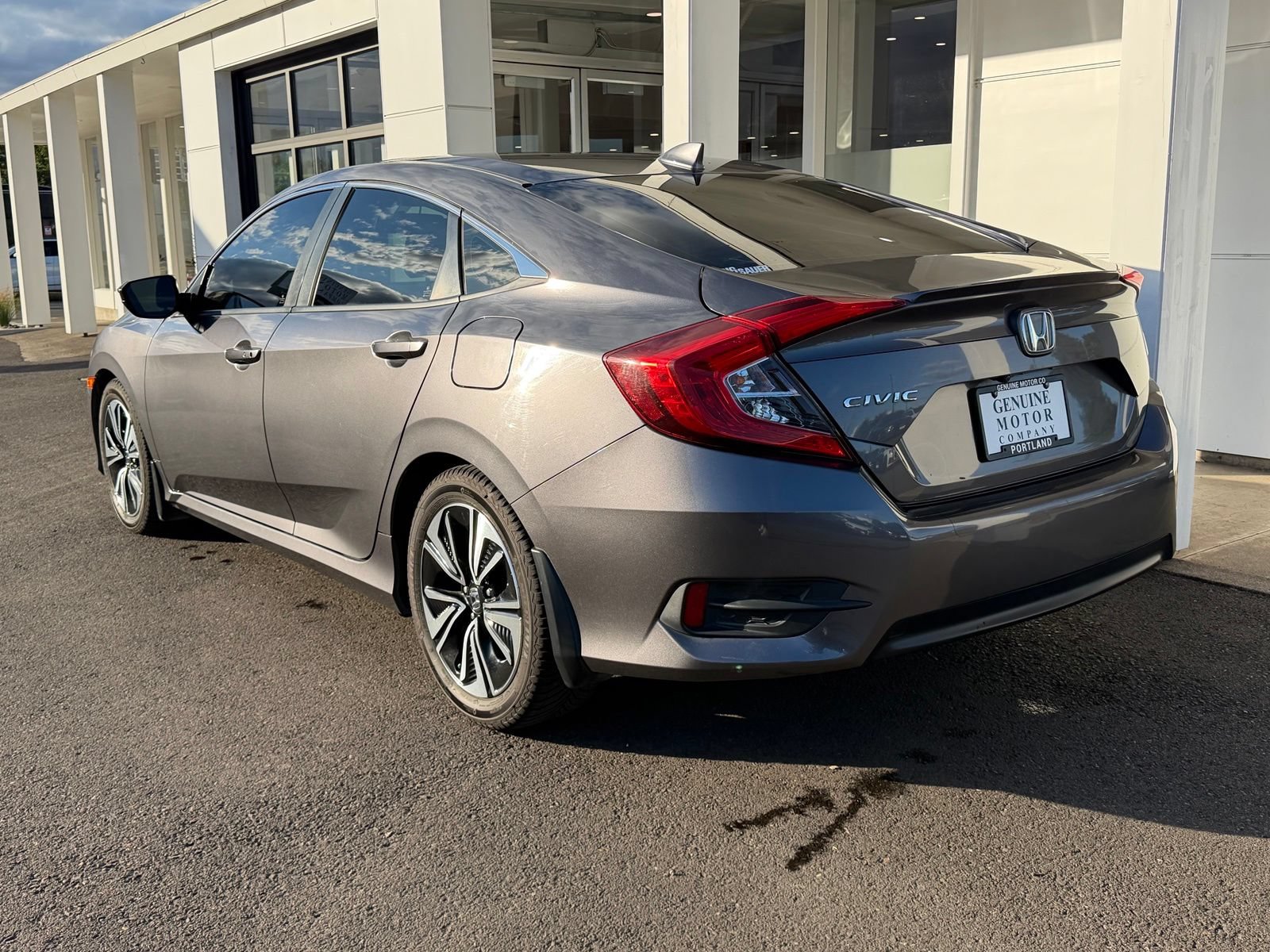 Used 2018 Honda Civic EX-L image 3