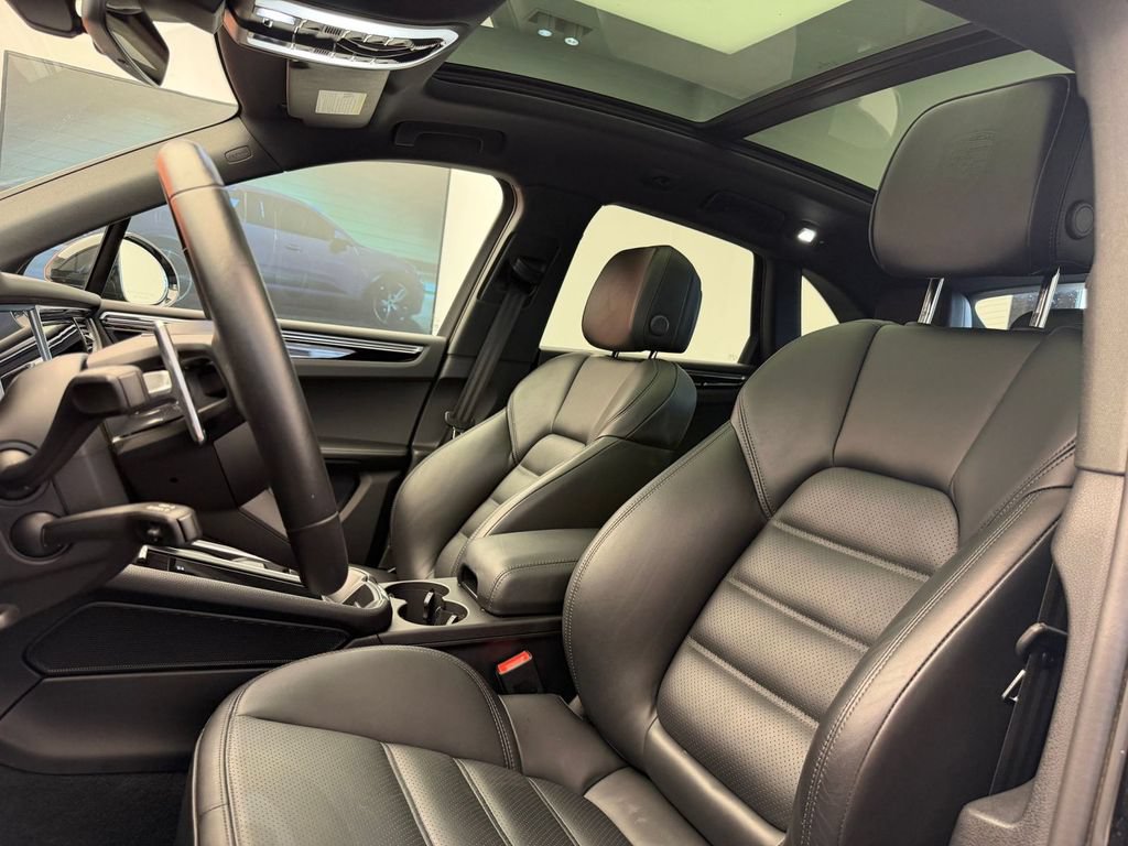 Used 2024 Porsche Macan Turbo AWD/4WD image 5