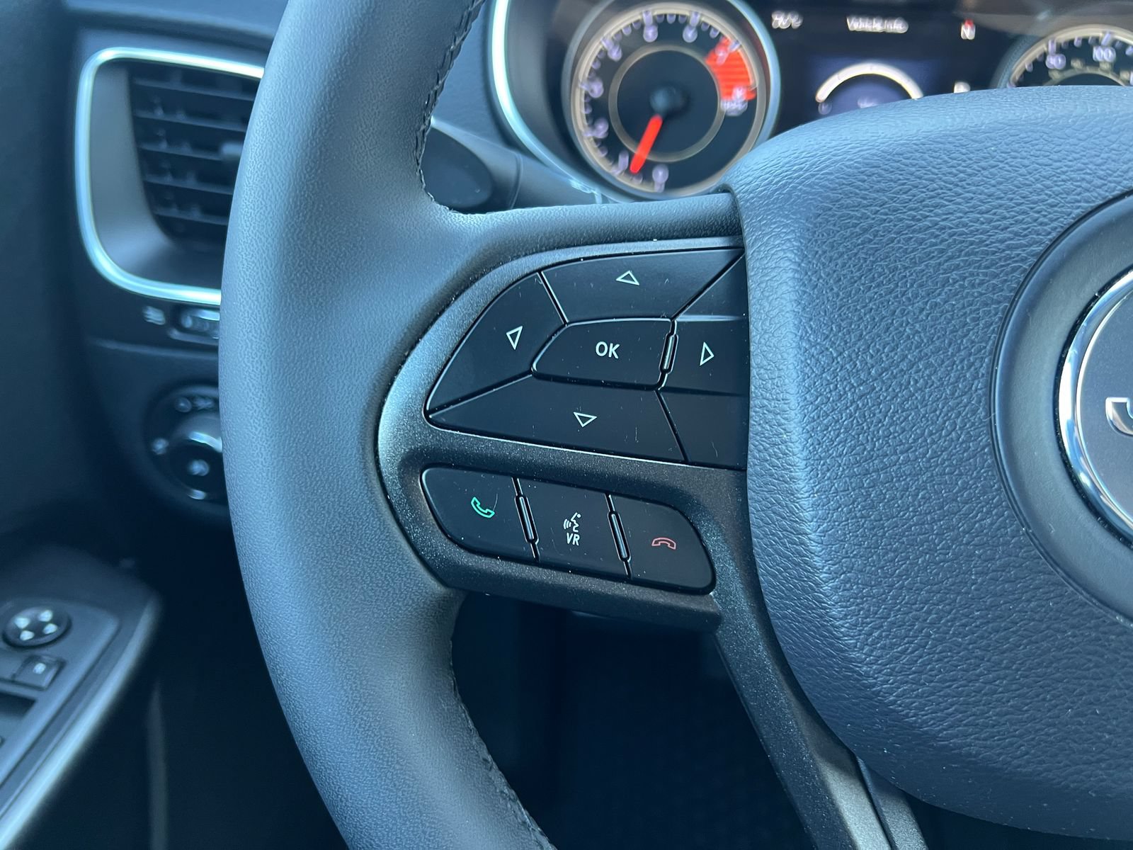 Used 2020 Jeep Cherokee Trailhawk AWD/4WD image 23