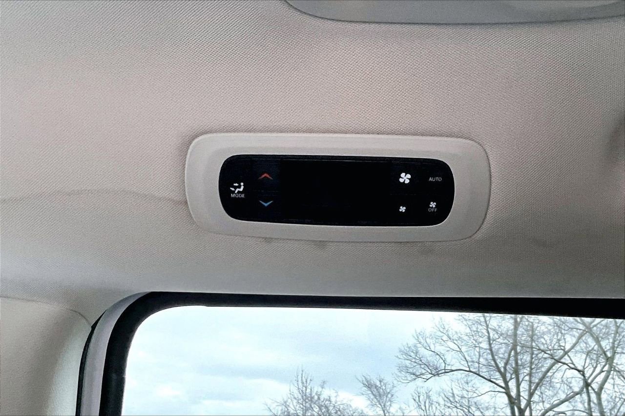 Certified 2024 Chrysler Pacifica Select image 16