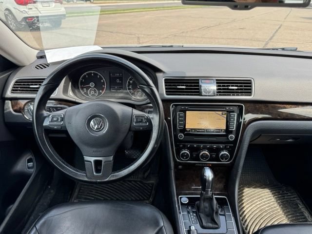 Used 2015 Volkswagen Passat 1.8T SEL Premium FWD image 17