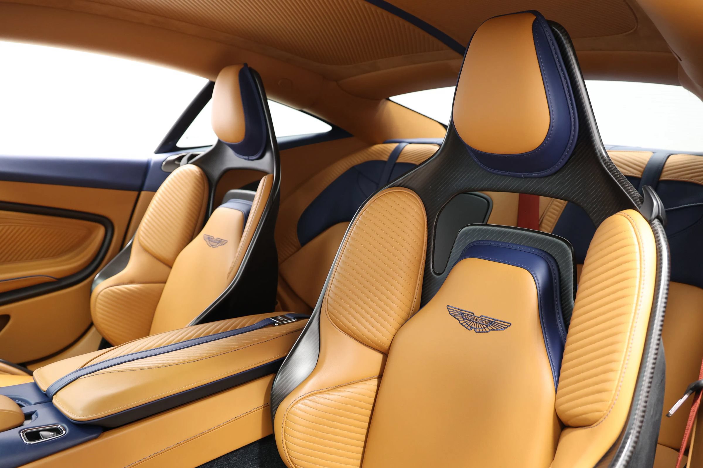 Used 2023 Aston Martin DBS Coupe RWD image 21
