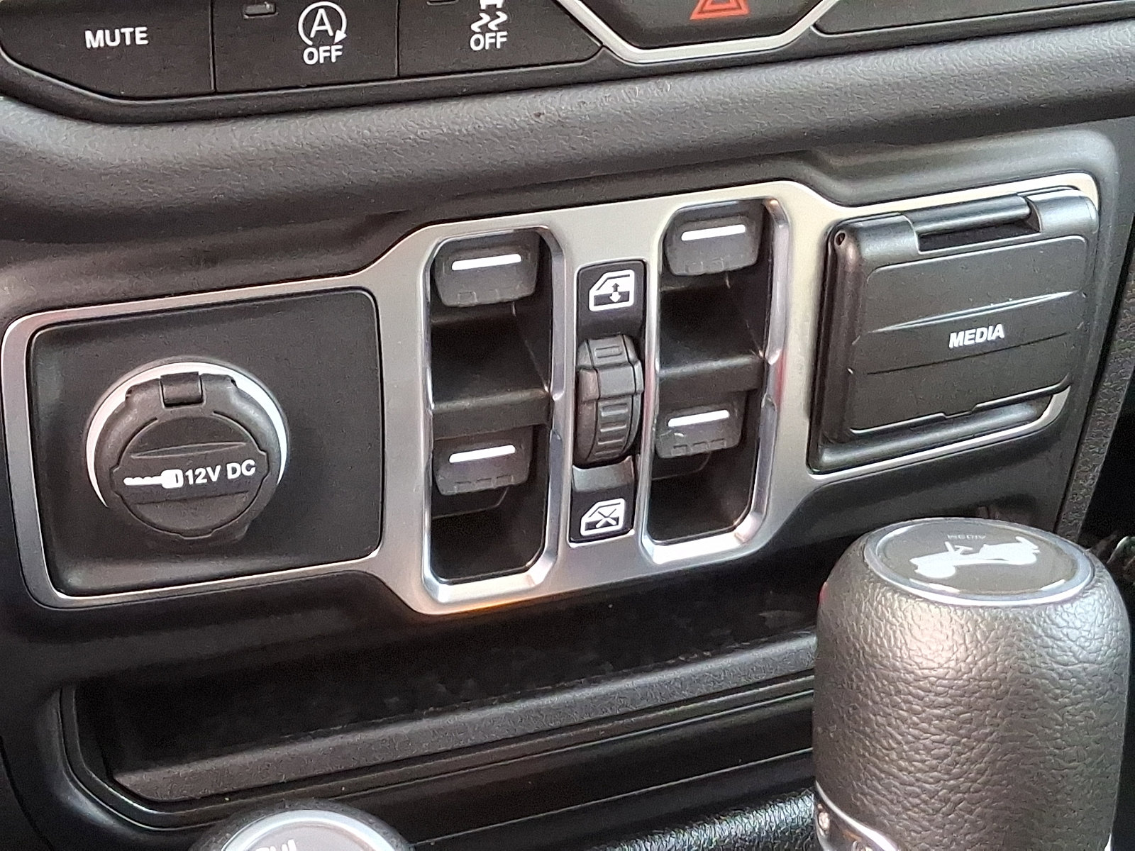 Used 2025 Jeep Wrangler Unlimited Sahara AWD/4WD image 25