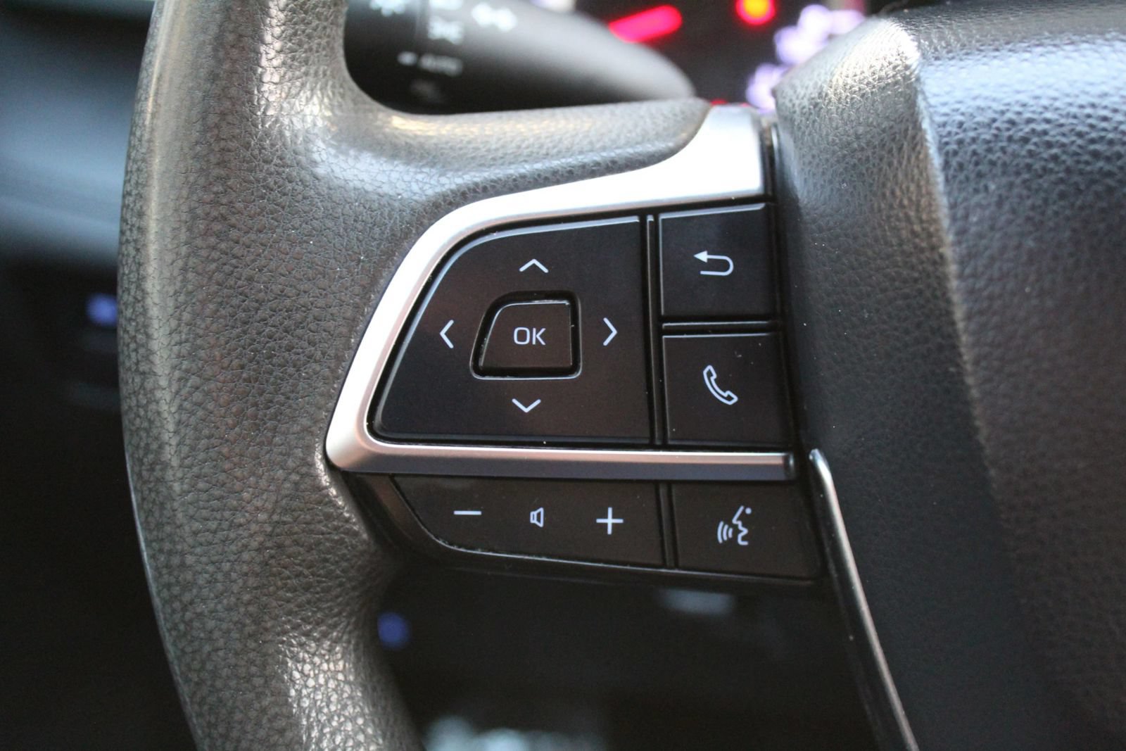 Used 2021 Toyota Highlander L FWD image 19