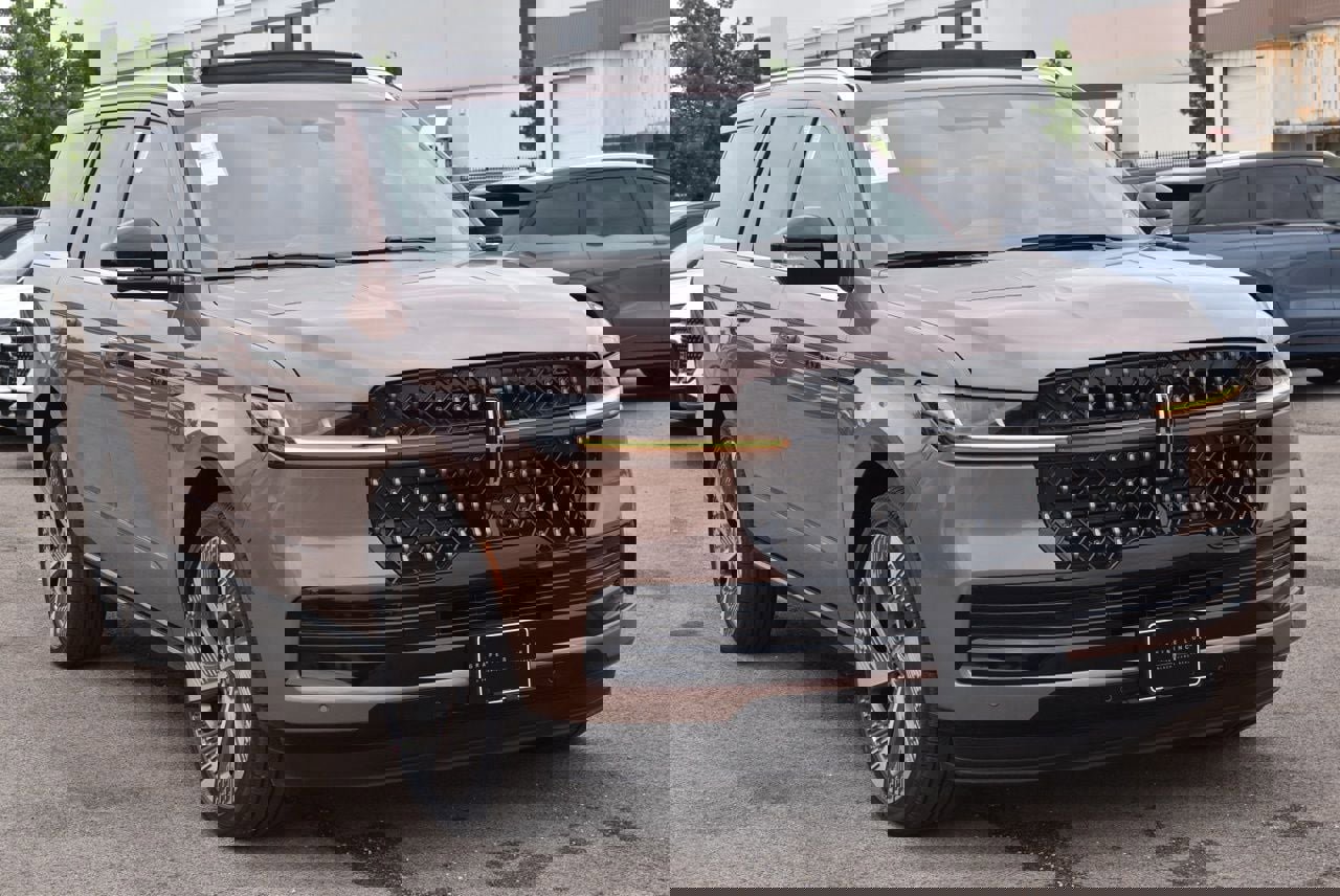 New 2026 Lincoln Navigator Black Label AWD/4WD image 3