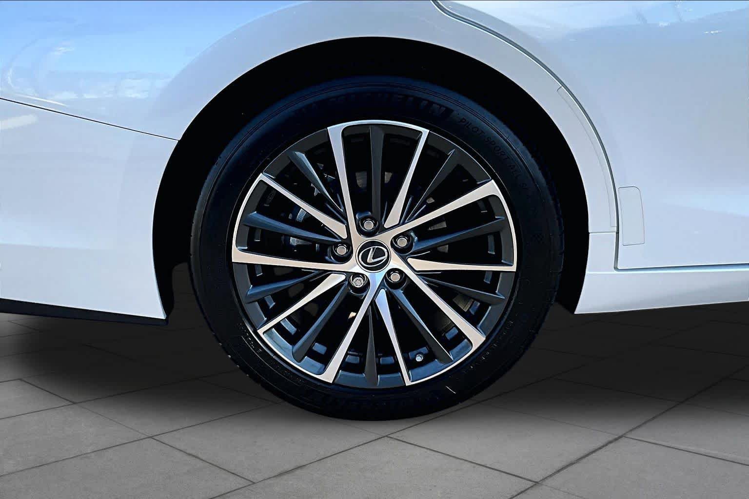 Certified 2024 Lexus ES 350 w/ Premium Package FWD image 10