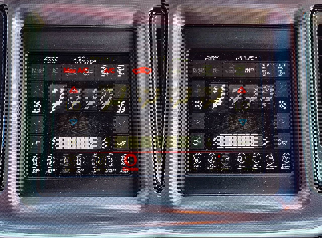 Used 2019 Dodge Challenger SXT image 14