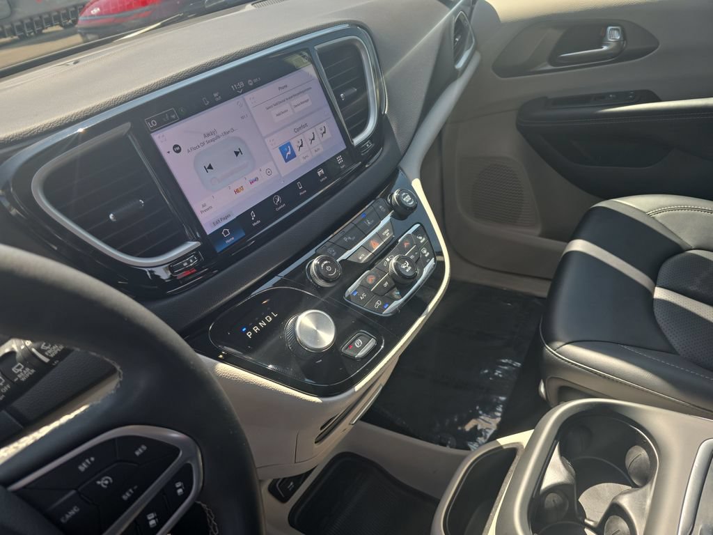 Used 2024 Chrysler Pacifica Touring-L FWD image 22