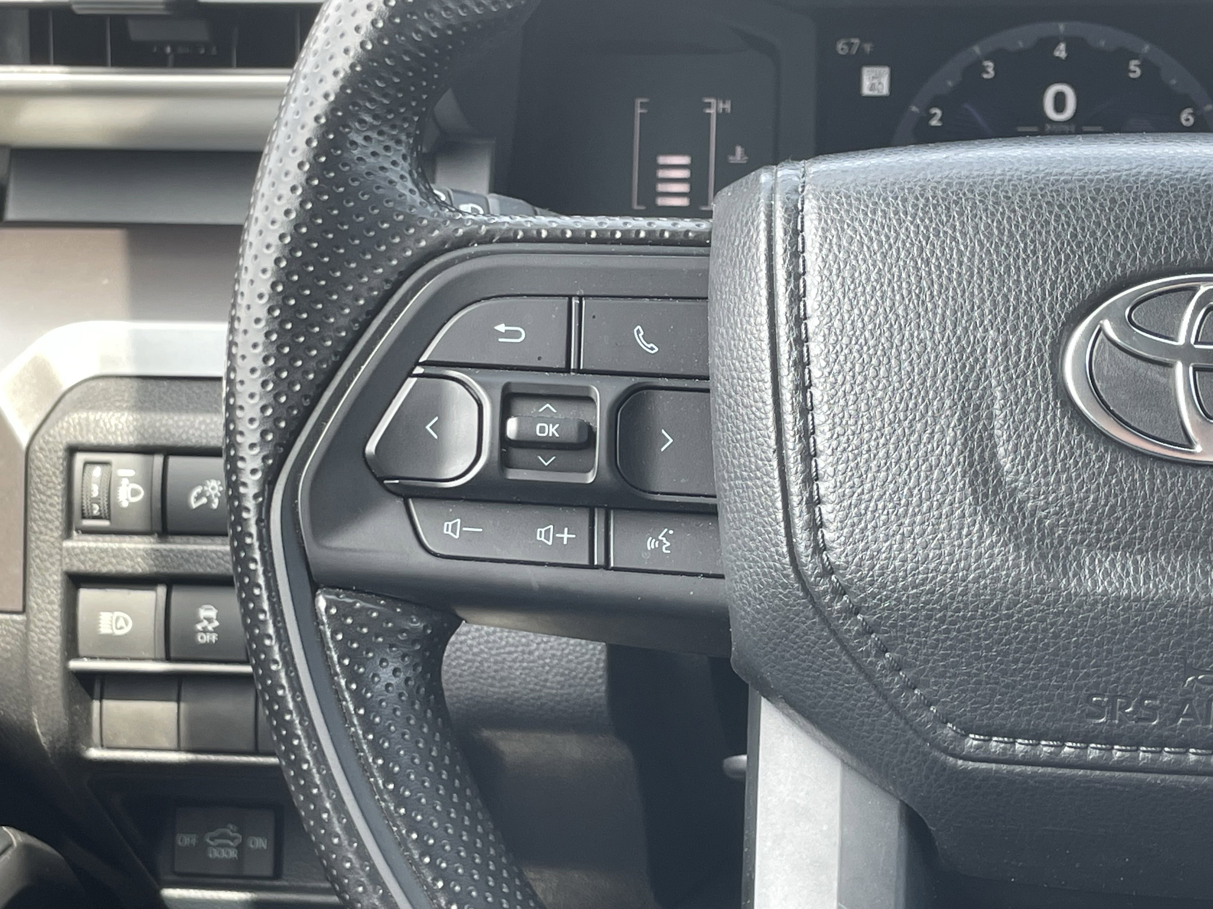 Used 2025 Toyota Tacoma SR5 AWD/4WD image 18