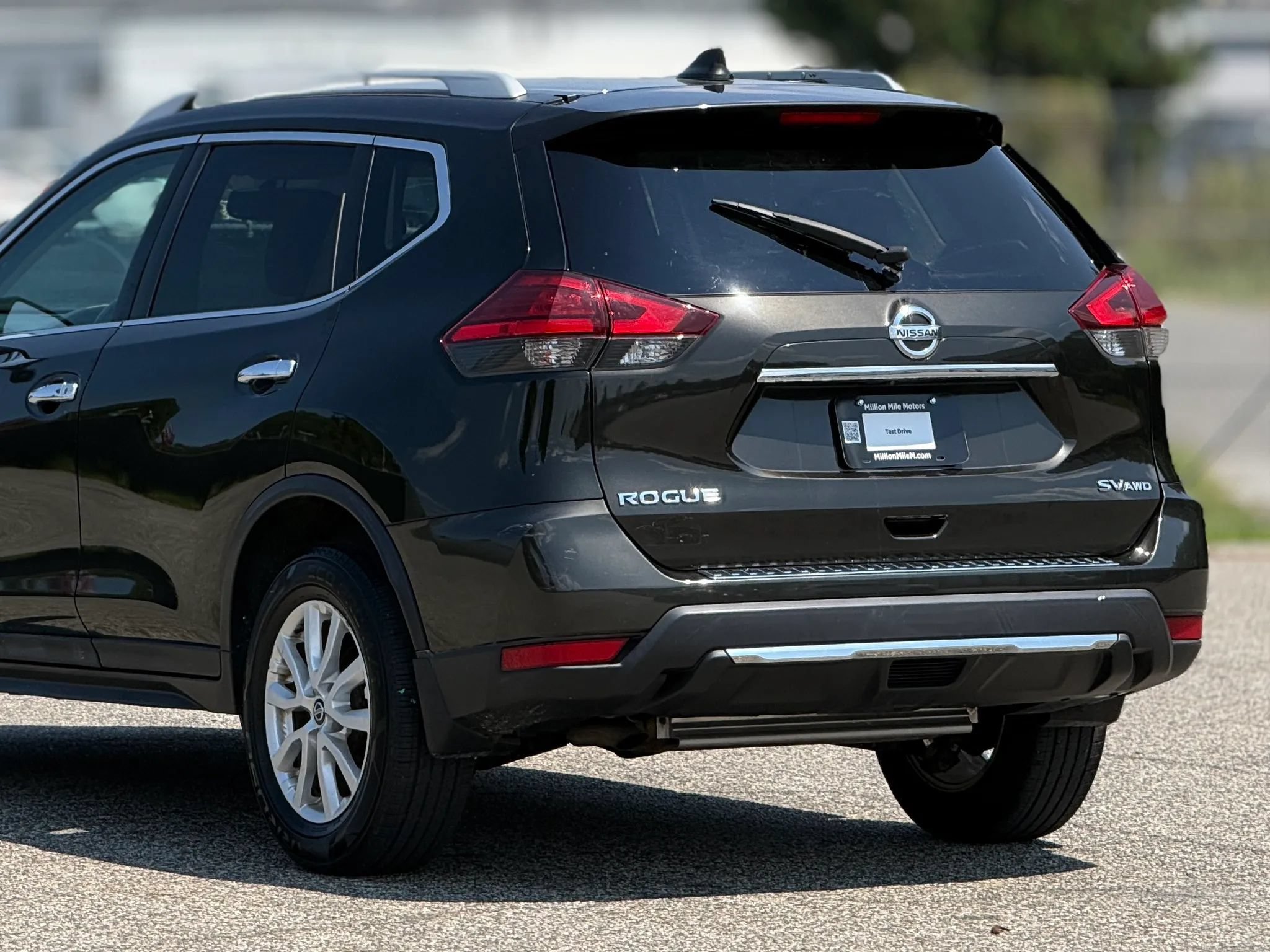 Used 2017 Nissan Rogue SV w/ Sun & Sound Touring Package AWD/4WD image 16